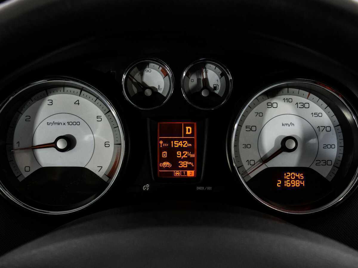 Peugeot 308 с пробегом — 2008 год. Фото: #12