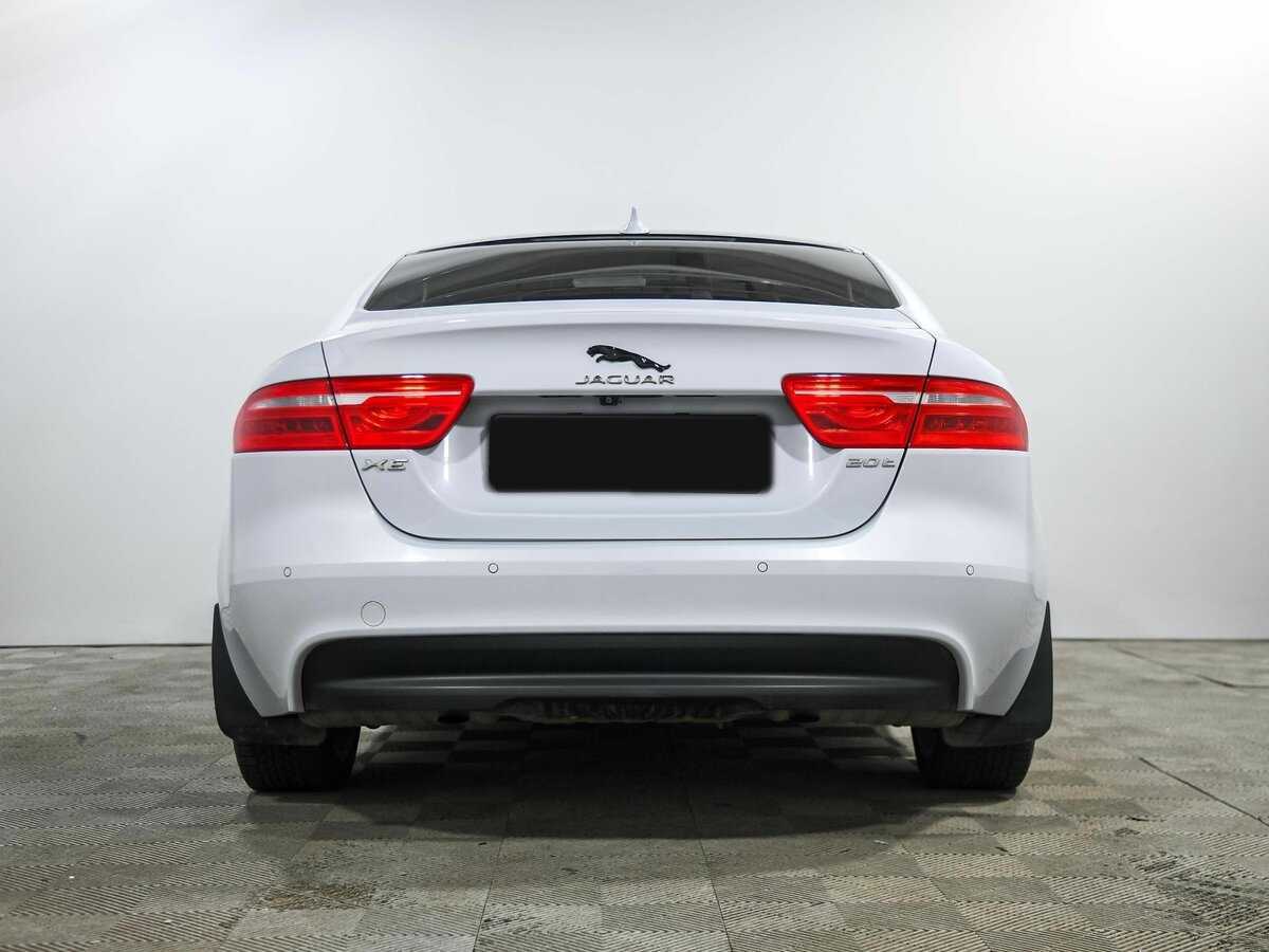 Jaguar XE с пробегом — 2015 год. Фото: #4