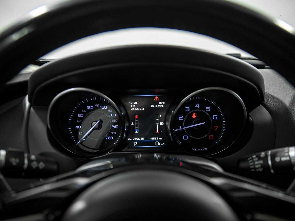 Jaguar XE с пробегом — 2015 год. Фото: #6