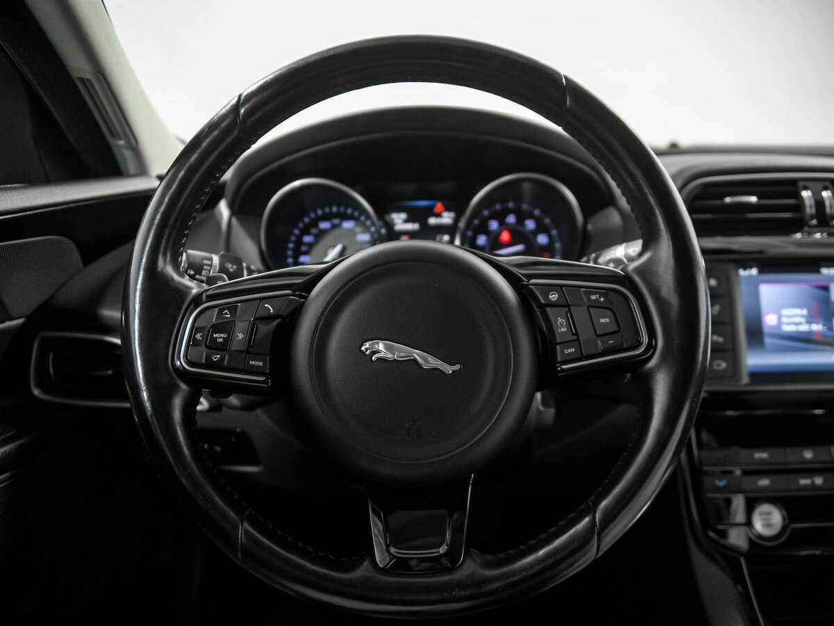 Jaguar XE с пробегом — 2015 год. Фото: #8