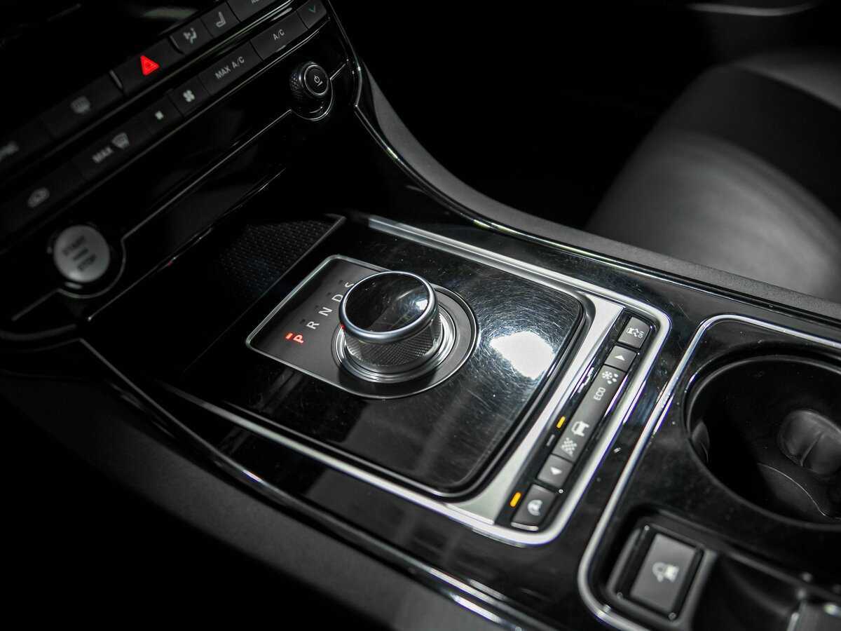 Jaguar XE с пробегом — 2015 год. Фото: #11