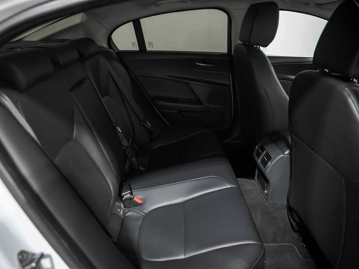 Jaguar XE с пробегом — 2015 год. Фото: #15