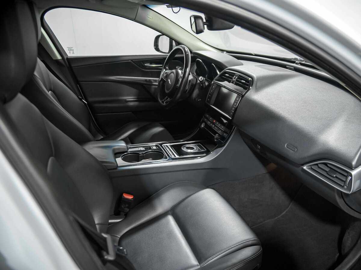 Jaguar XE с пробегом — 2015 год. Фото: #16