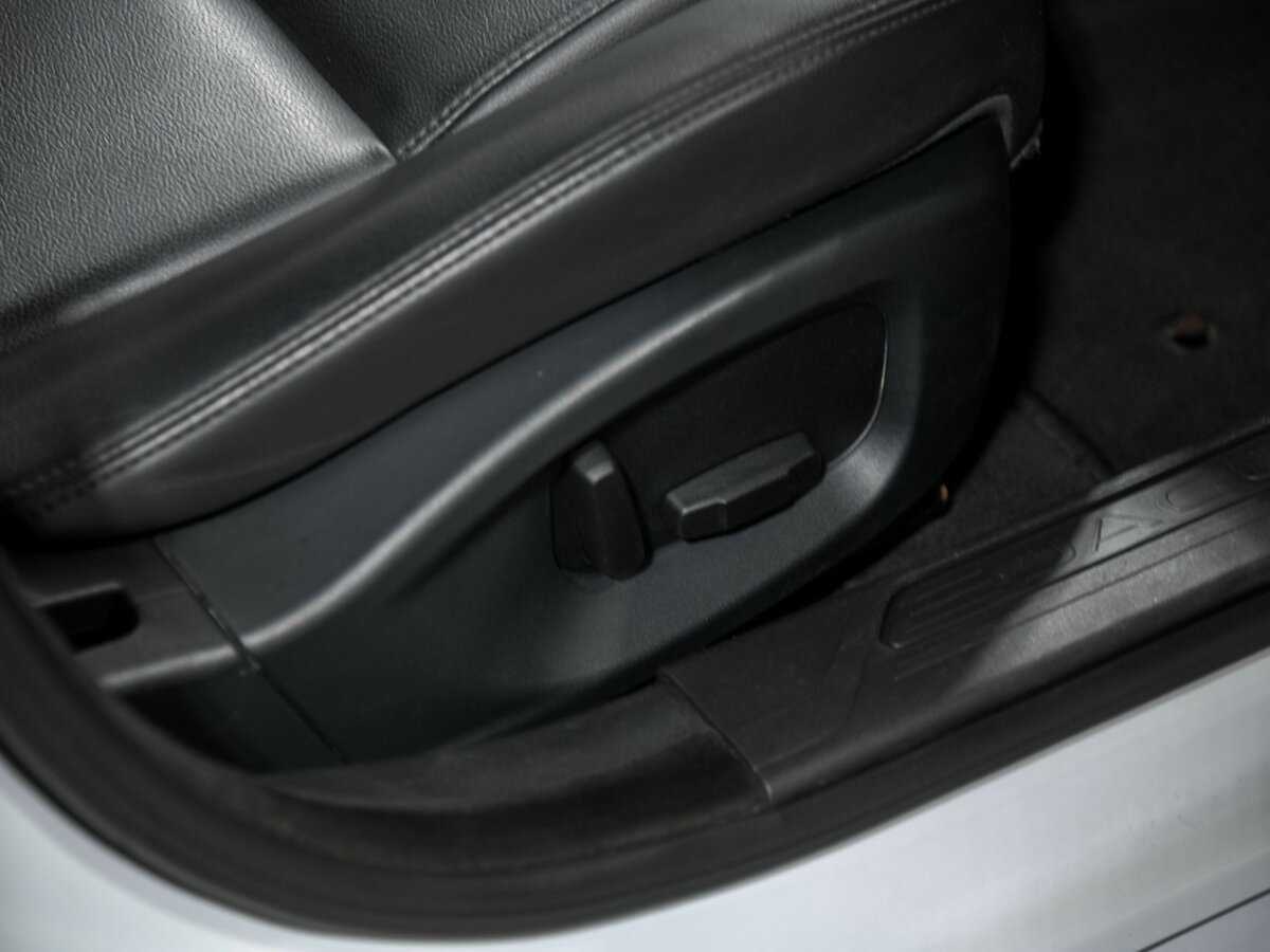 Jaguar XE с пробегом — 2015 год. Фото: #17