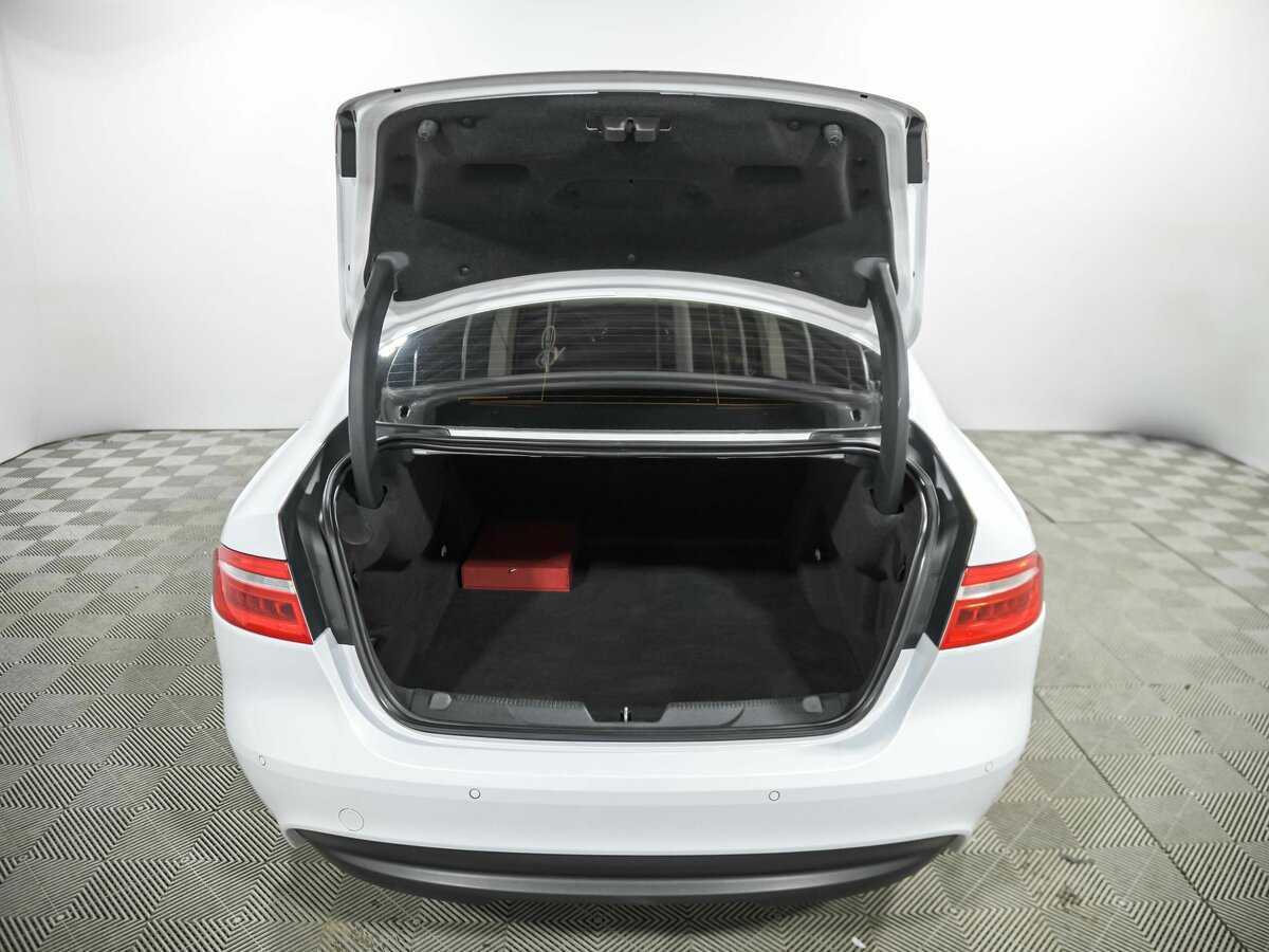 Jaguar XE с пробегом — 2015 год. Фото: #18