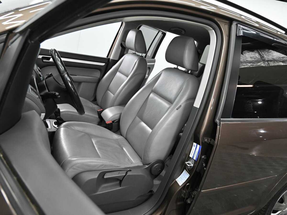 Volkswagen Touran с пробегом — 2012 год. Фото: #5