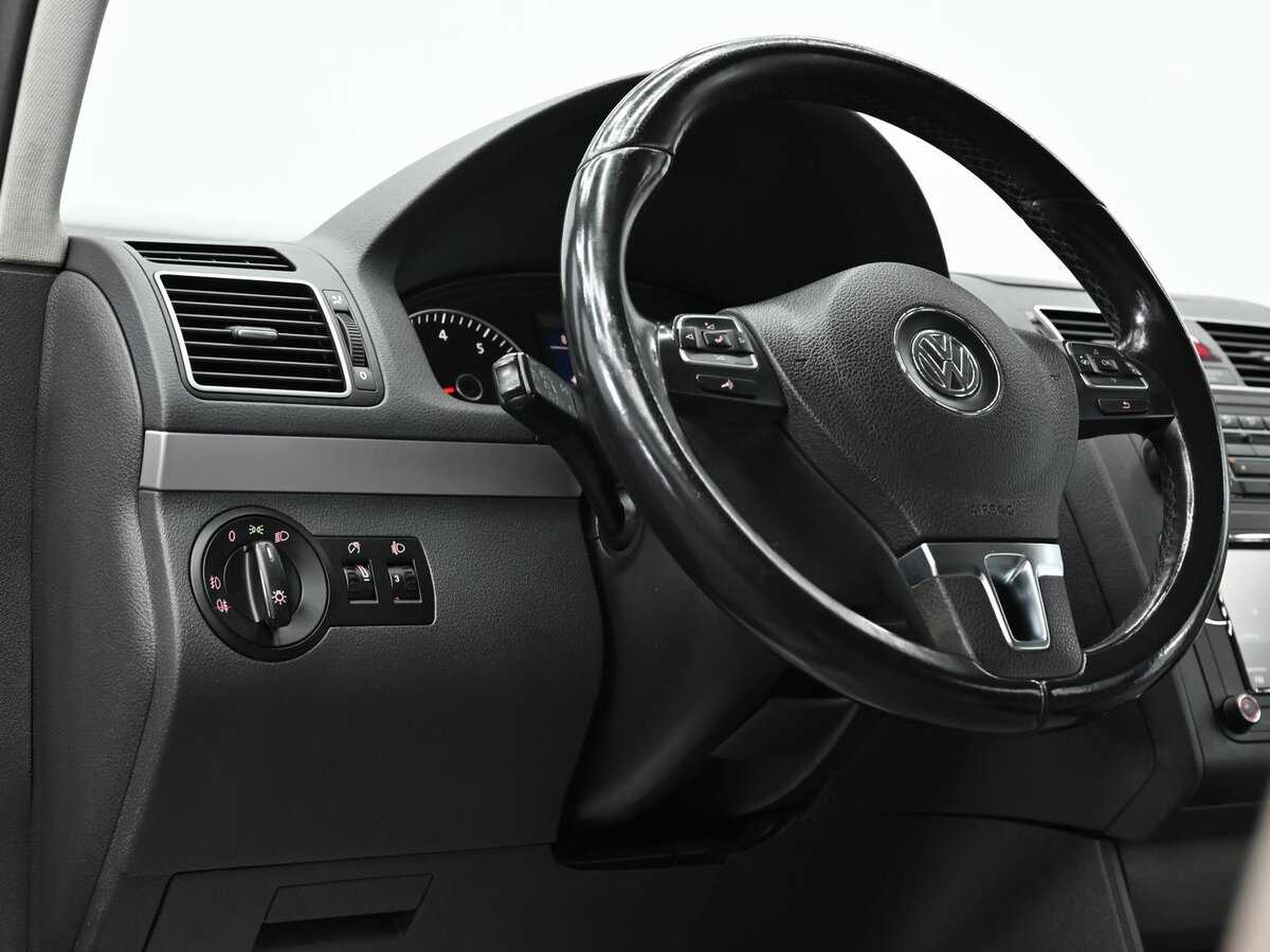 Volkswagen Touran с пробегом — 2012 год. Фото: #6