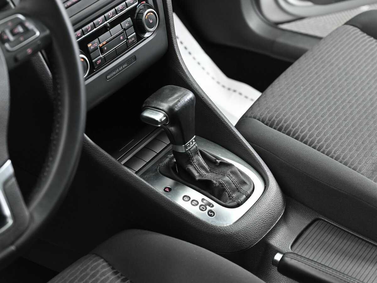 Volkswagen Golf с пробегом — 2010 год. Фото: #8