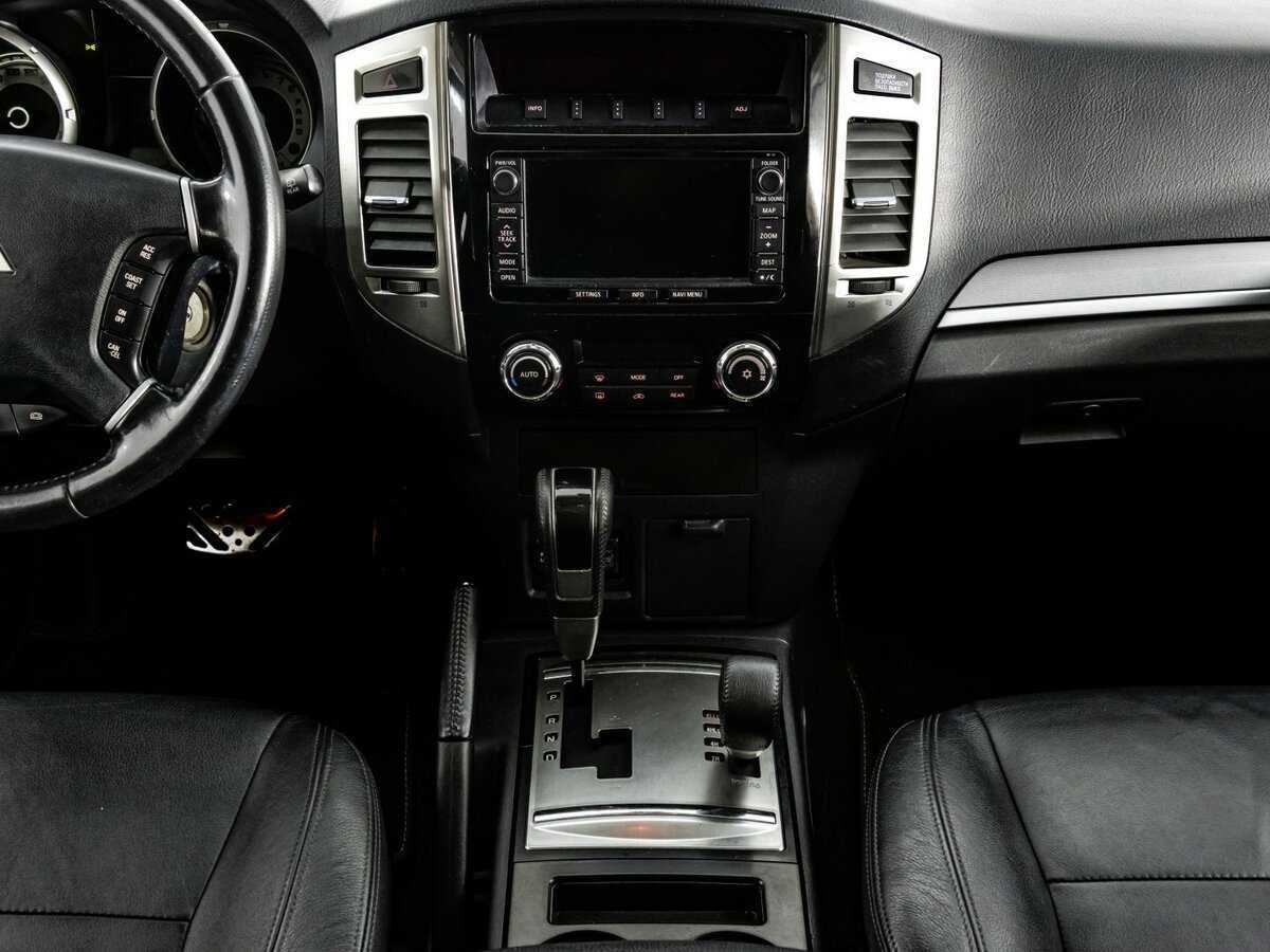 Mitsubishi Pajero с пробегом — 2014 год. Фото: #12