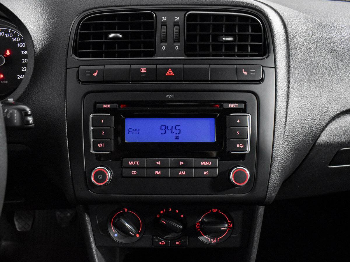 Volkswagen Polo с пробегом — 2011 год. Фото: #13