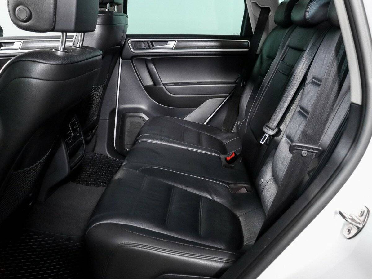 Volkswagen Touareg с пробегом — 2015 год. Фото: #9