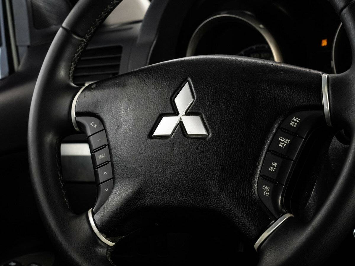 Mitsubishi Pajero с пробегом — 2011 год. Фото: #8