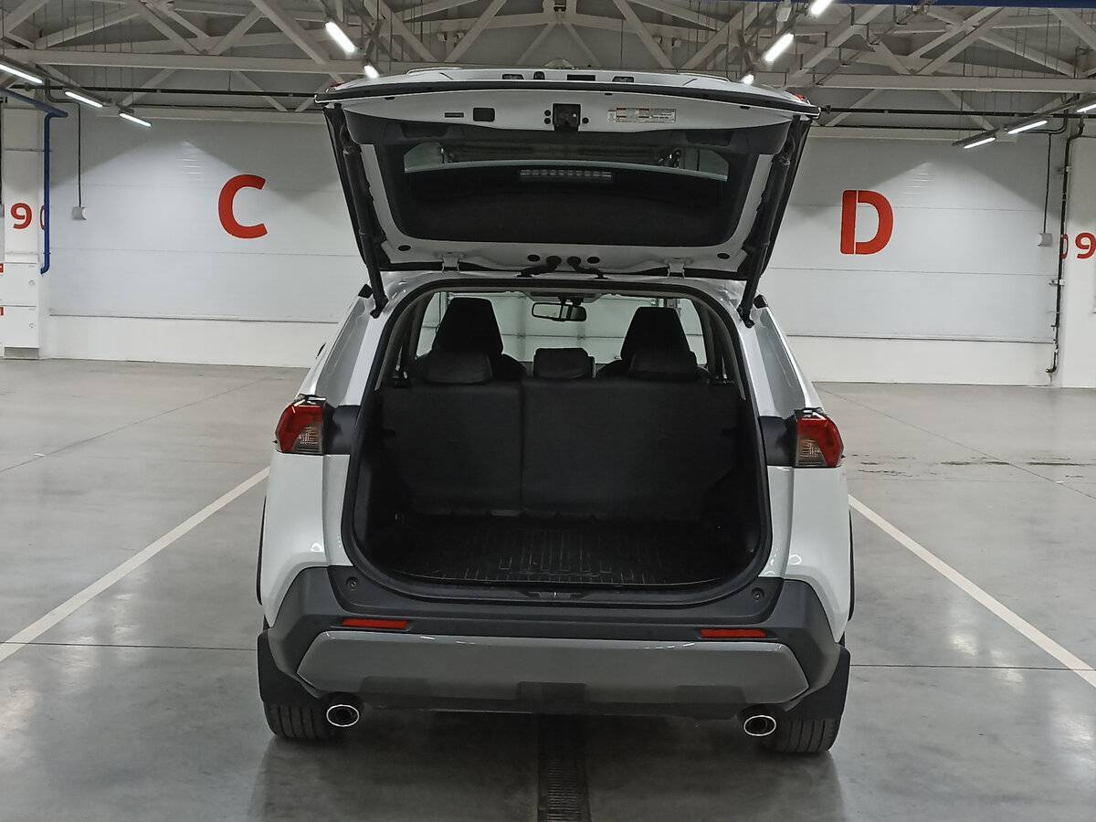 Toyota RAV4 с пробегом — 2021 год. Фото: #9