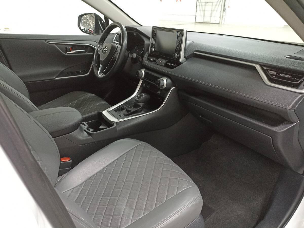 Toyota RAV4 с пробегом — 2021 год. Фото: #10