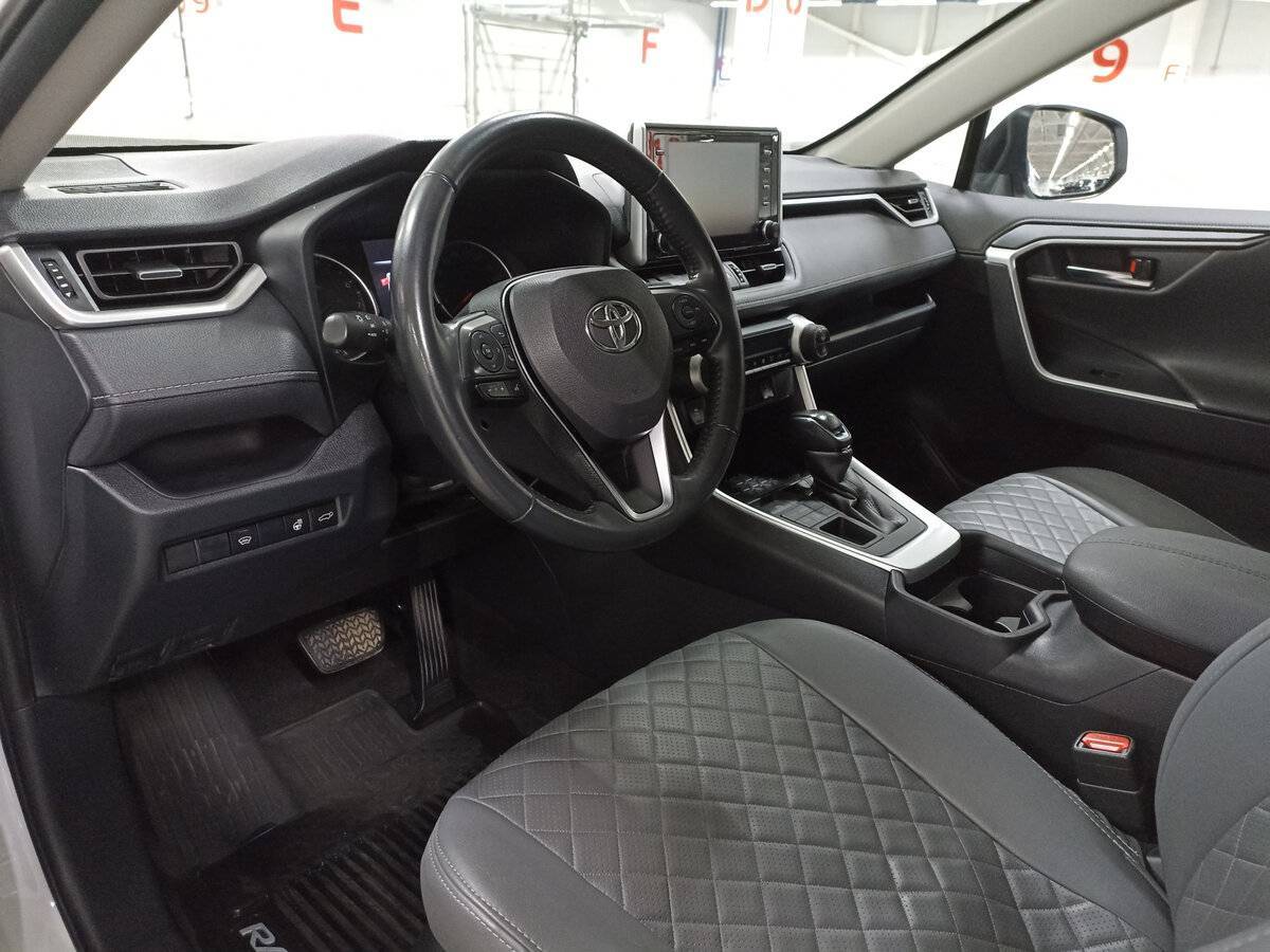 Toyota RAV4 с пробегом — 2021 год. Фото: #15