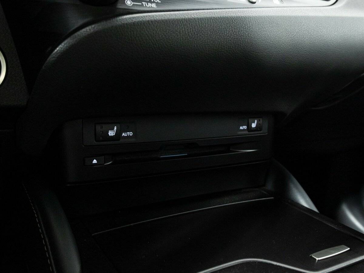 Lexus ES с пробегом — 2018 год. Фото: #18