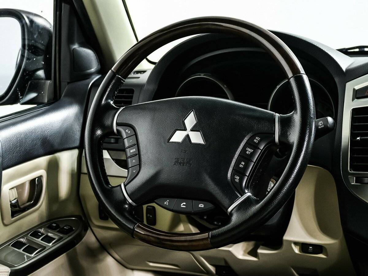 Mitsubishi Pajero с пробегом — 2017 год. Фото: #14