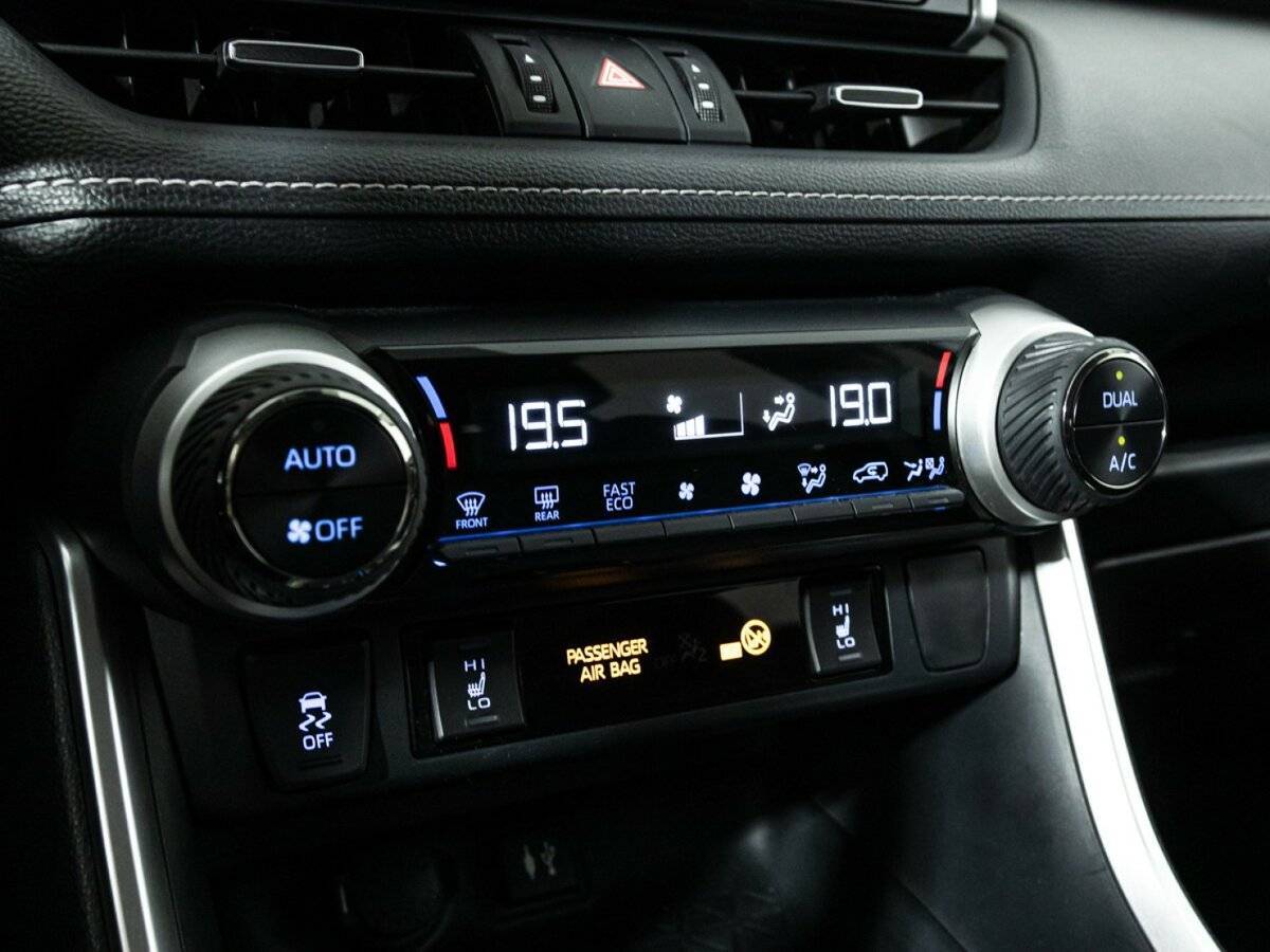 Toyota RAV4 с пробегом — 2020 год. Фото: #17