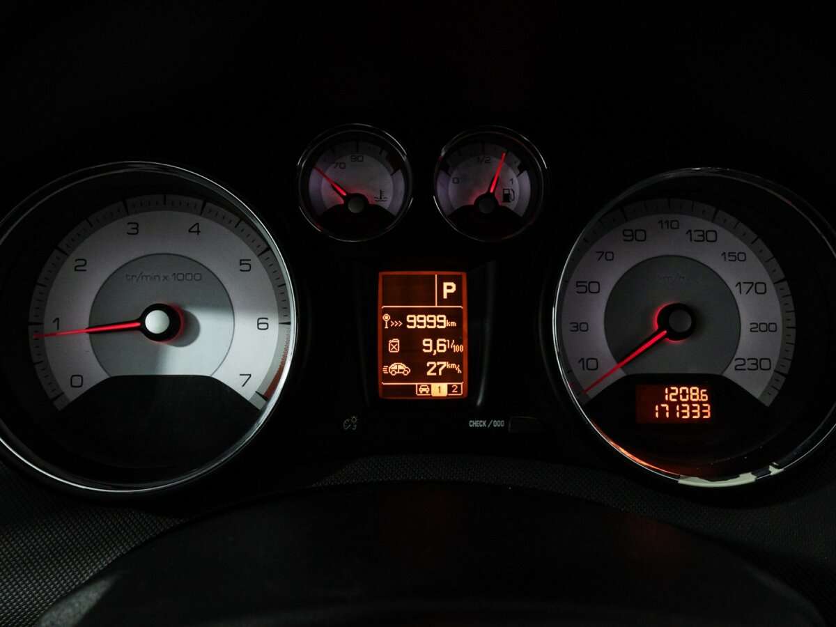 Peugeot 308 с пробегом — 2008 год. Фото: #10