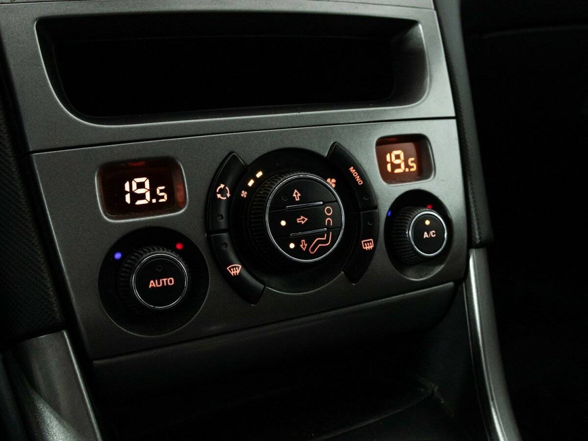 Peugeot 308 с пробегом — 2008 год. Фото: #13