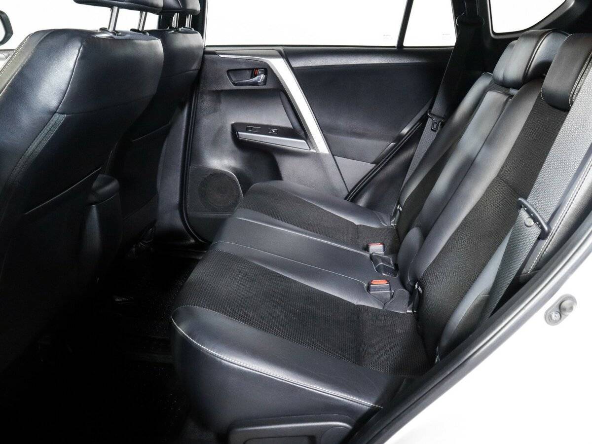 Toyota RAV4 с пробегом — 2017 год. Фото: #9