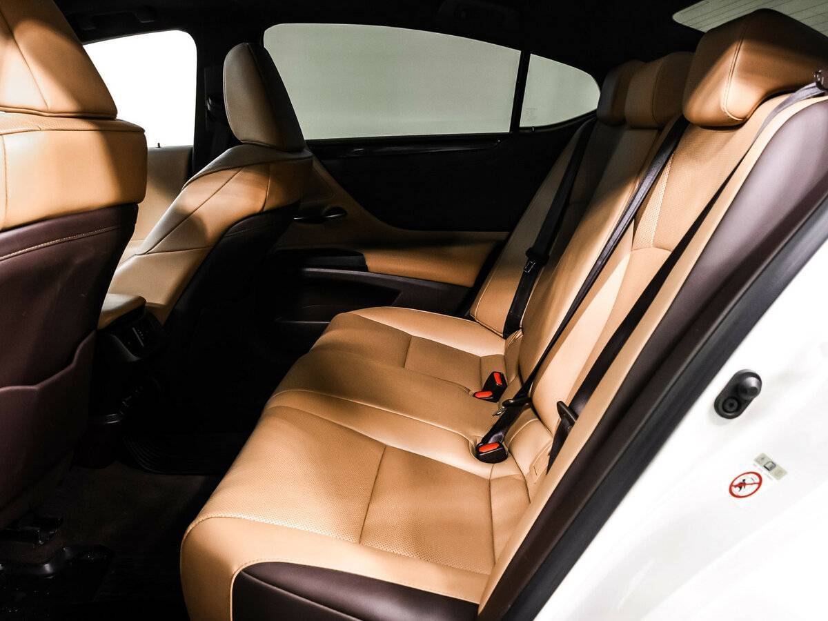 Lexus ES с пробегом — 2019 год. Фото: #12