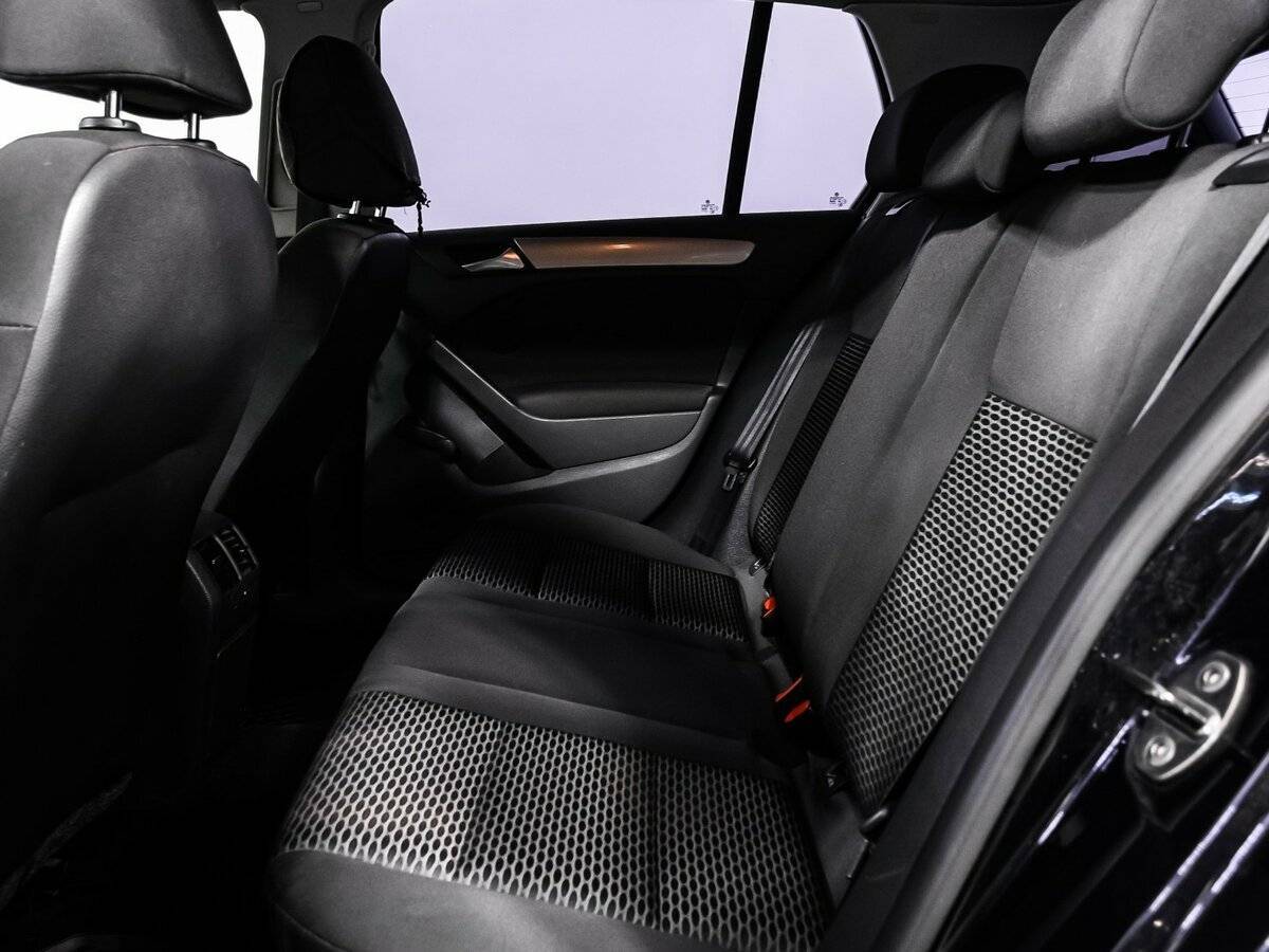 Volkswagen Golf с пробегом — 2010 год. Фото: #12