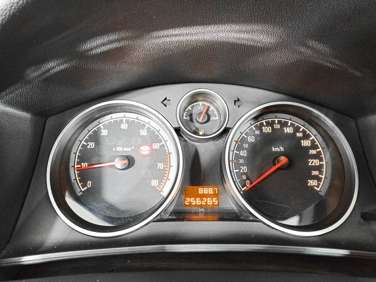 Opel Astra с пробегом — 2011 год. Фото: #11