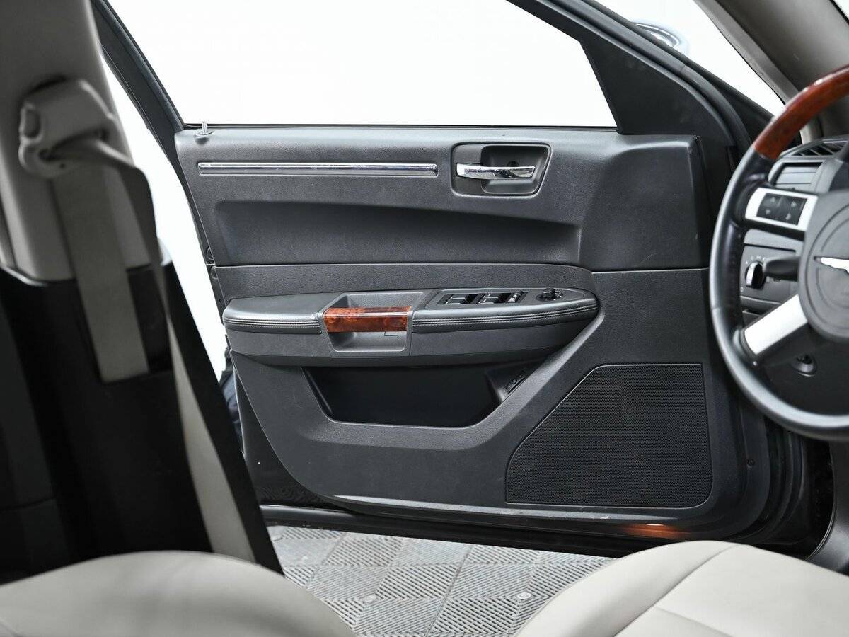 Chrysler 300C с пробегом — 2004 год. Фото: #6