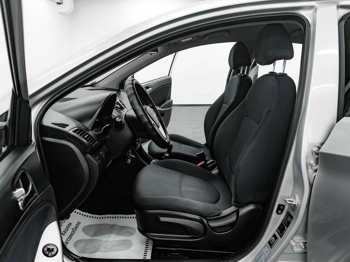 Hyundai Solaris с пробегом — 2011 год. Фото: #6