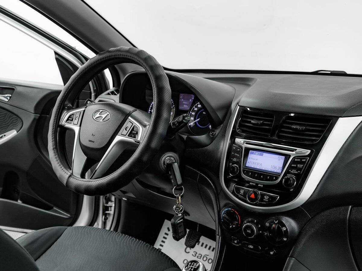 Hyundai Solaris с пробегом — 2011 год. Фото: #9