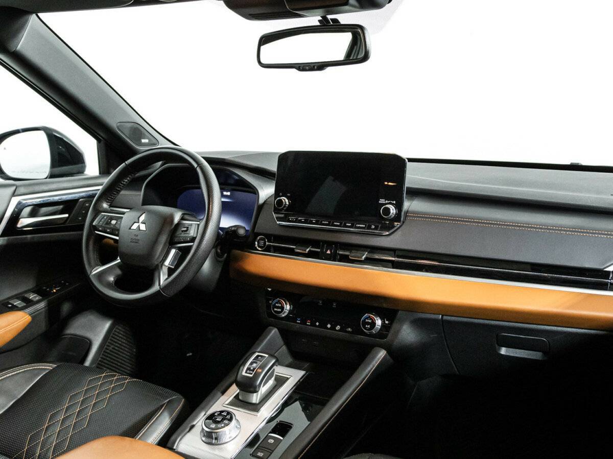 Mitsubishi Outlander с пробегом — 2023 год. Фото: #8