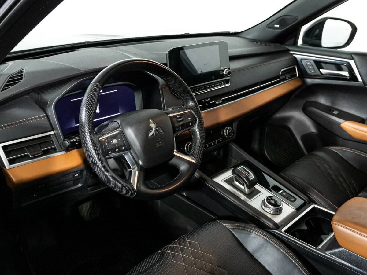 Mitsubishi Outlander с пробегом — 2023 год. Фото: #10