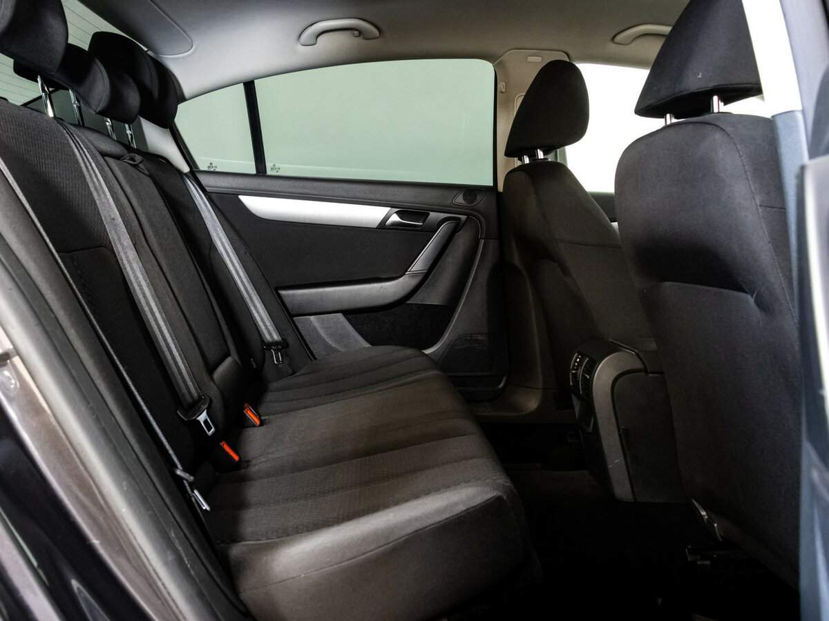 Volkswagen Passat с пробегом — 2011 год. Фото: #11