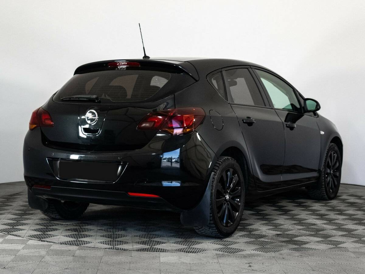 Opel Astra с пробегом — 2011 год. Фото: #3