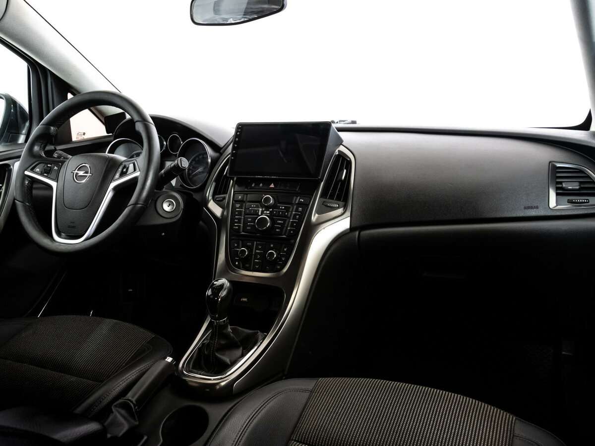 Opel Astra с пробегом — 2011 год. Фото: #6