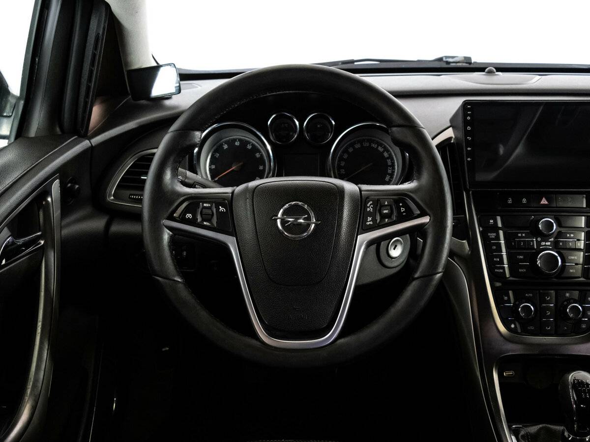 Opel Astra с пробегом — 2011 год. Фото: #9