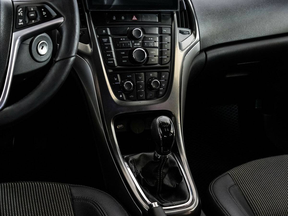 Opel Astra с пробегом — 2011 год. Фото: #10