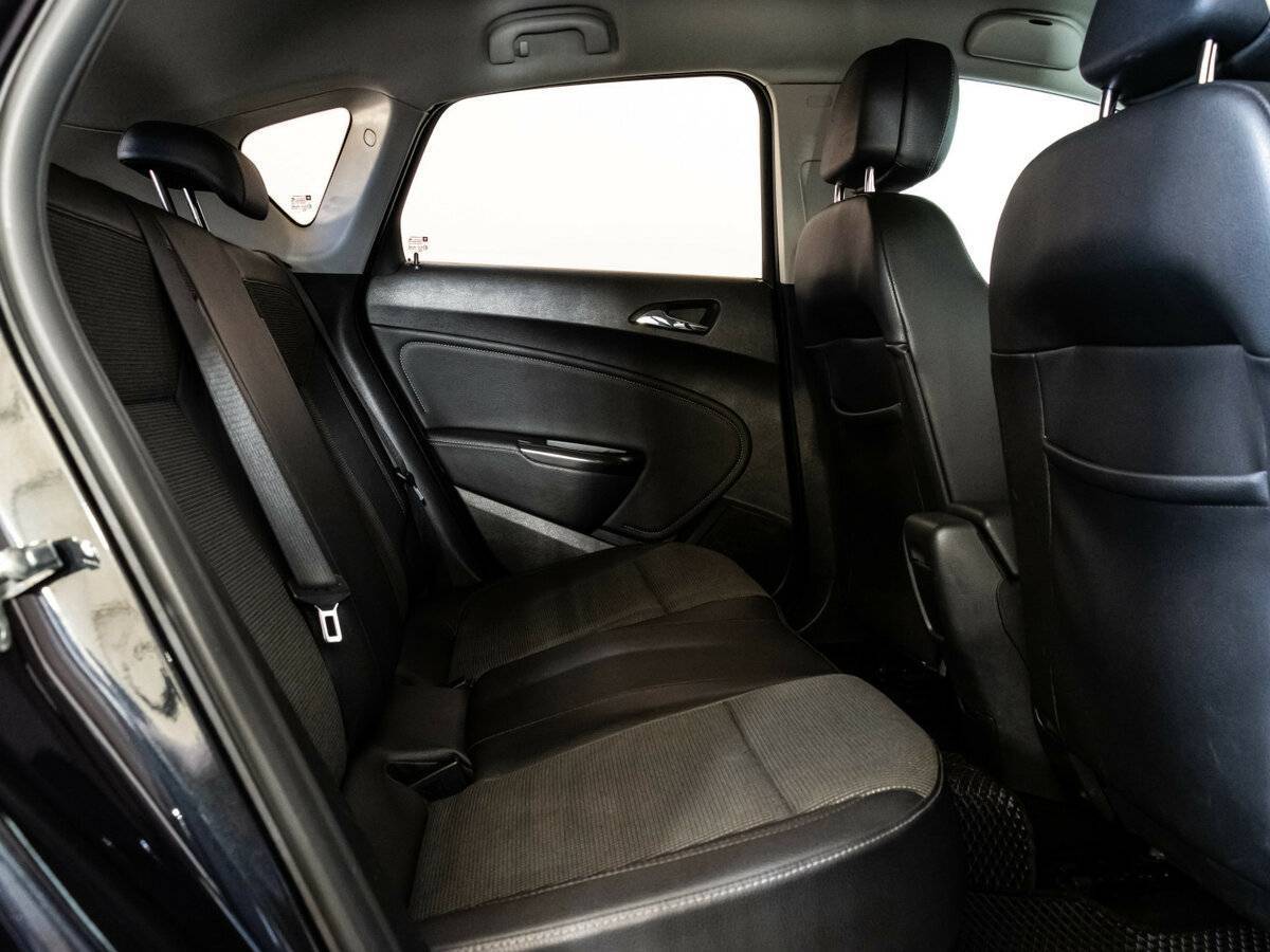 Opel Astra с пробегом — 2011 год. Фото: #13