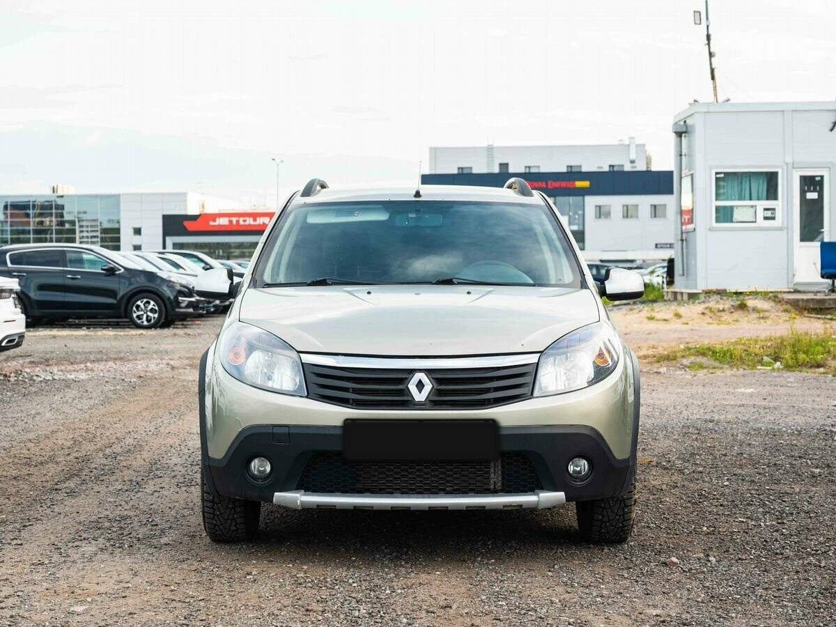 Renault Sandero с пробегом — 2011 год. Фото: #1