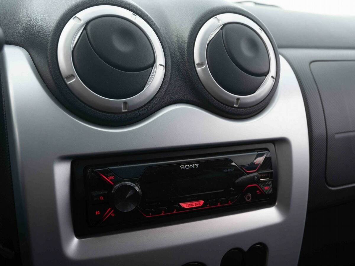 Renault Sandero с пробегом — 2011 год. Фото: #13