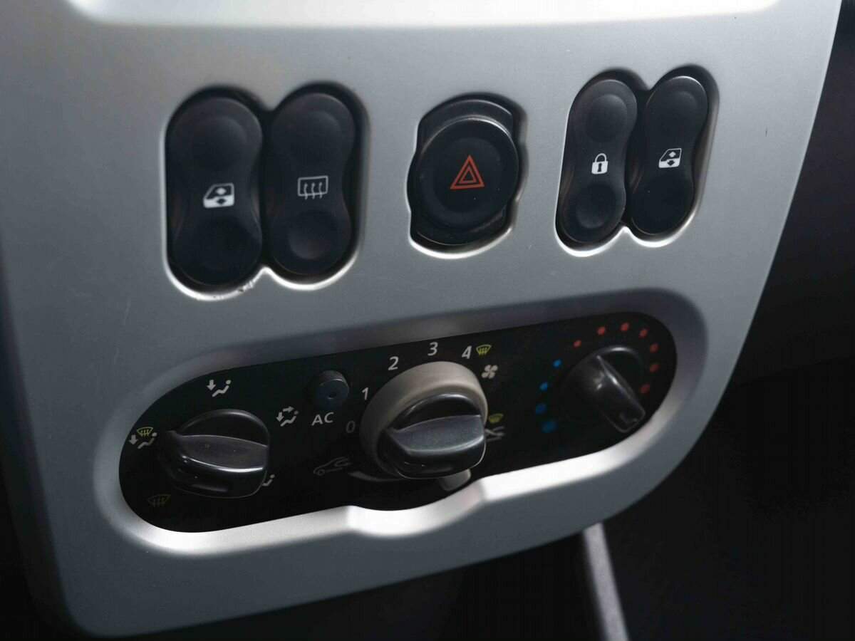 Renault Sandero с пробегом — 2011 год. Фото: #14