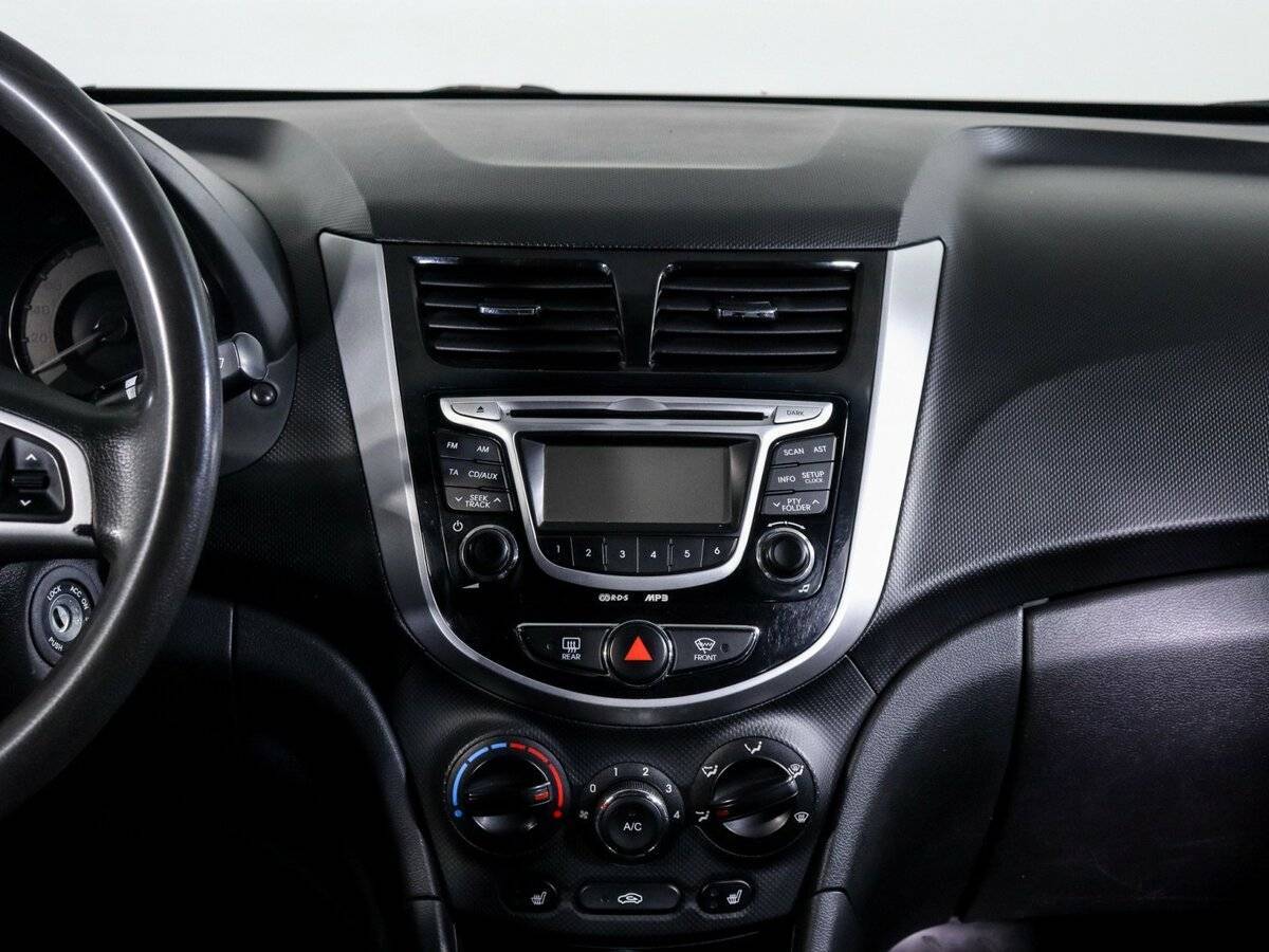 Hyundai Solaris с пробегом — 2011 год. Фото: #10