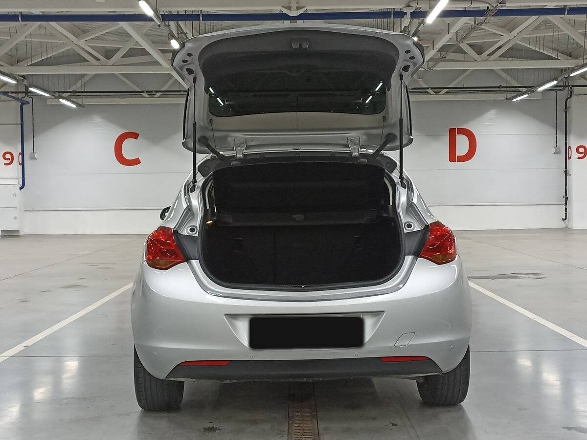 Opel Astra с пробегом — 2011 год. Фото: #9