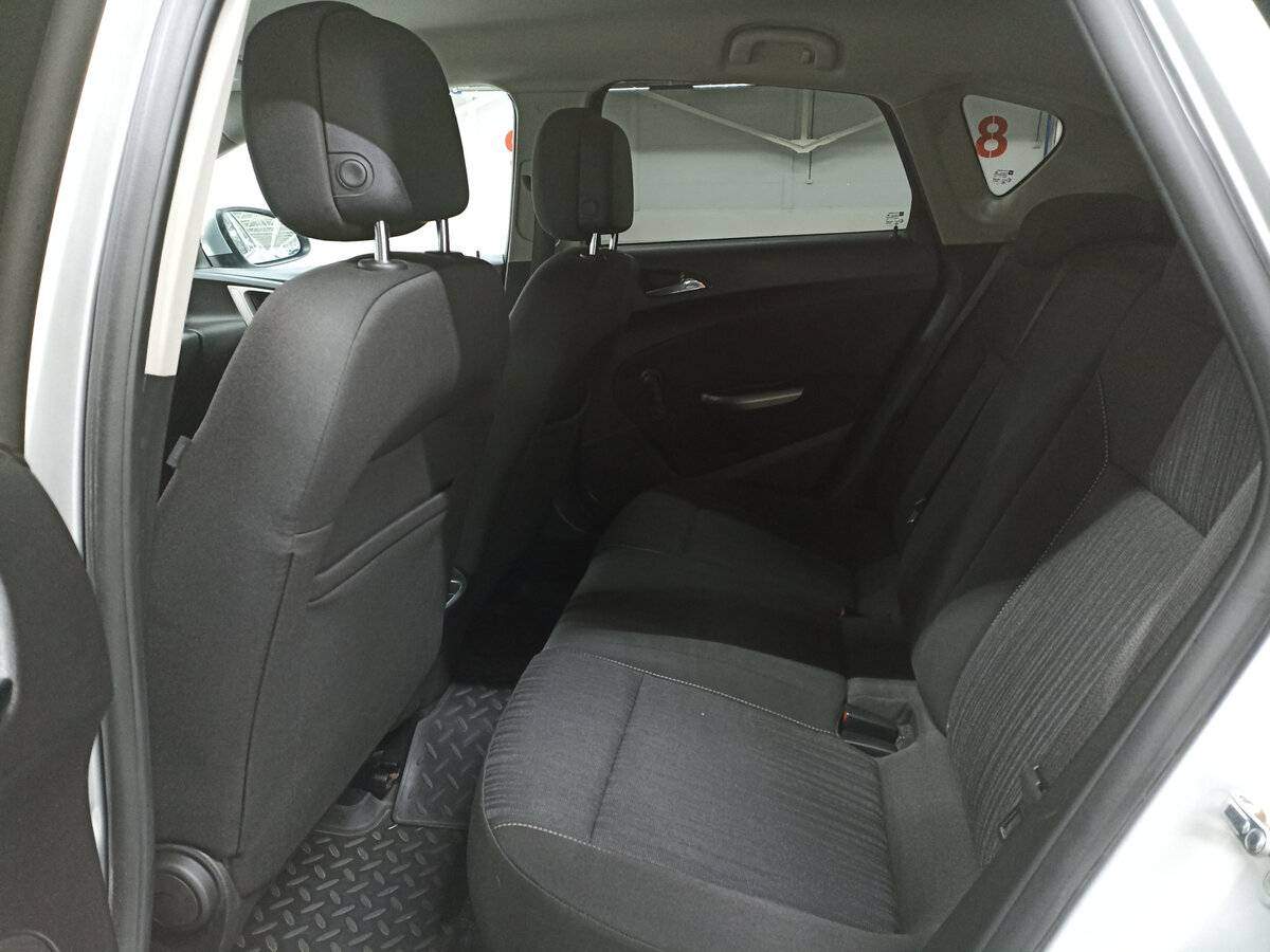 Opel Astra с пробегом — 2011 год. Фото: #11