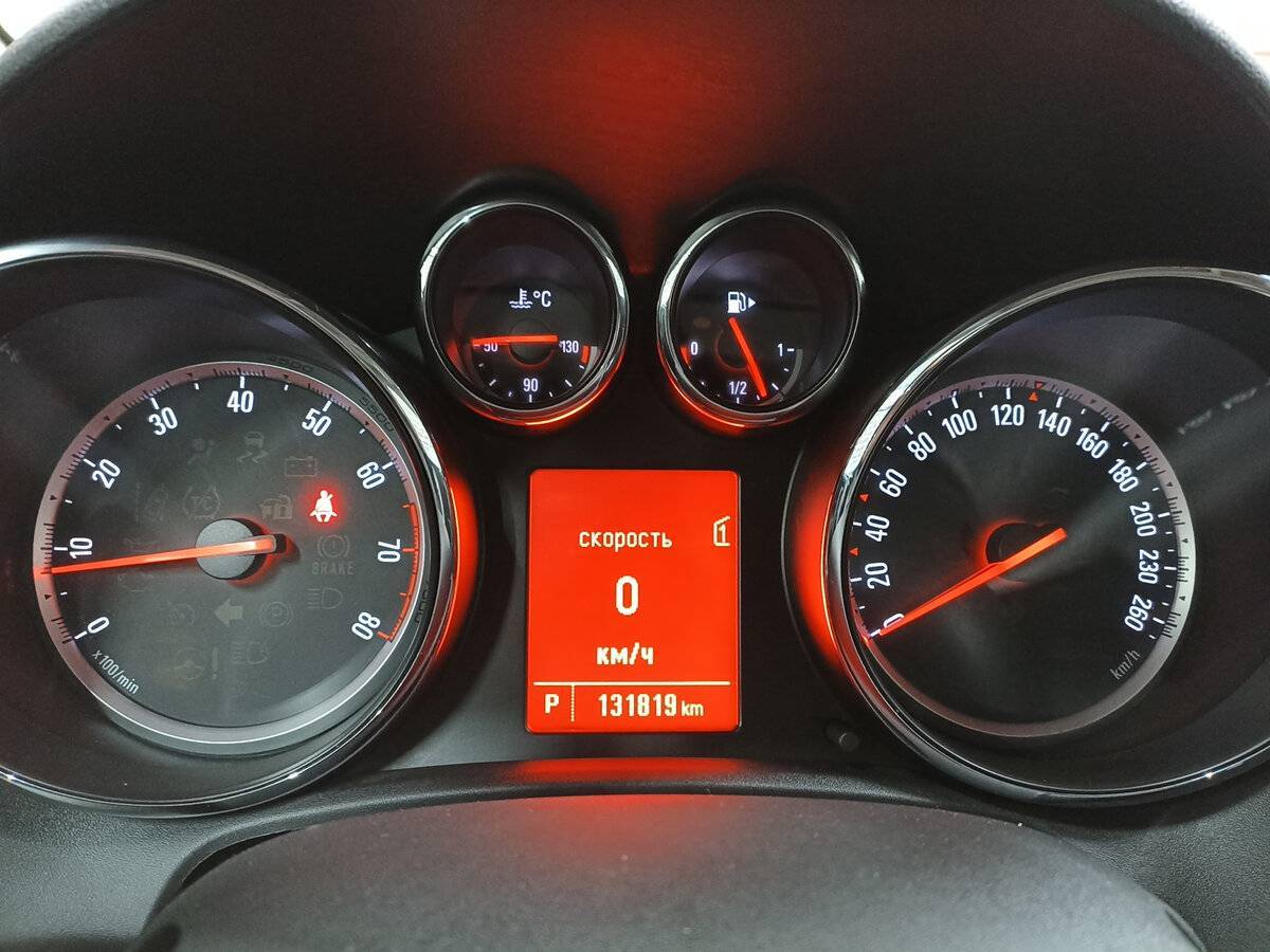 Opel Astra с пробегом — 2011 год. Фото: #12