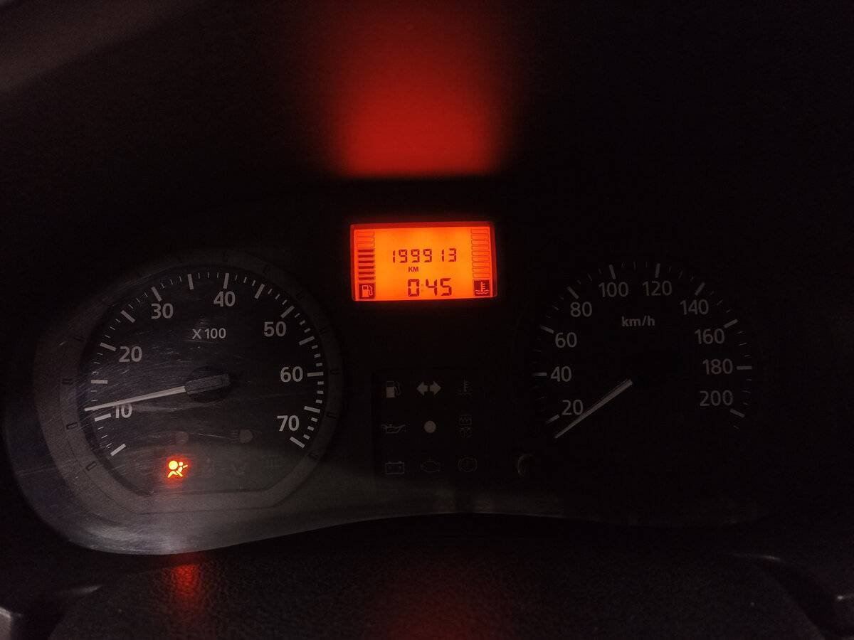 Renault Logan с пробегом — 2005 год. Фото: #11