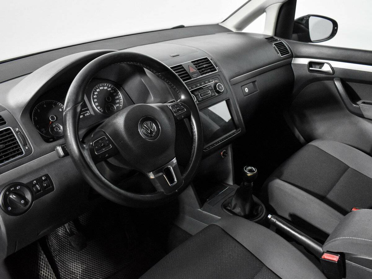 Volkswagen Touran с пробегом — 2010 год. Фото: #8