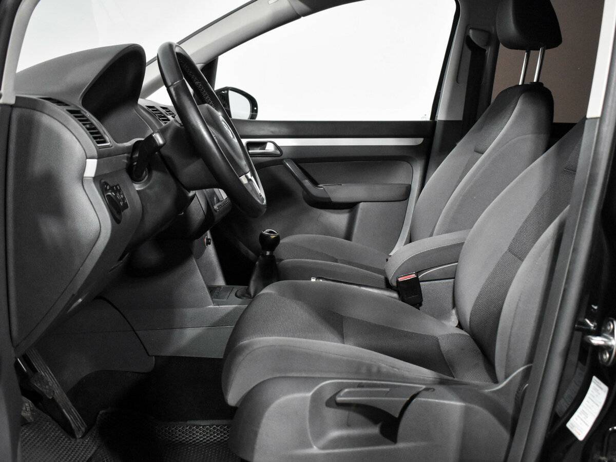 Volkswagen Touran с пробегом — 2010 год. Фото: #9