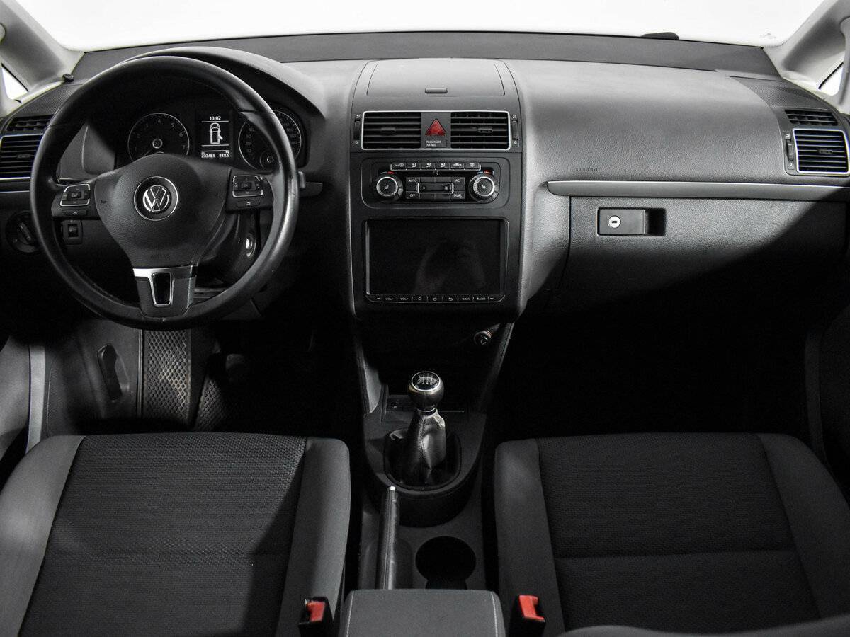 Volkswagen Touran с пробегом — 2010 год. Фото: #11